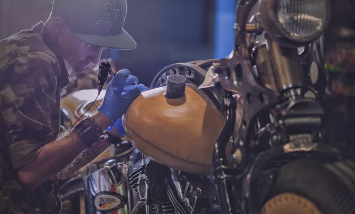 Hampir semua bodinya dilapisi kulit biar bisa ditato