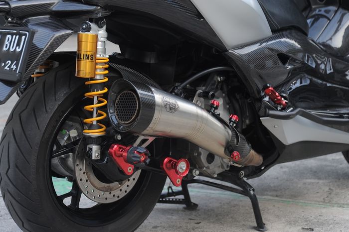 Modifikasi XMAX full carbon kevlar, knalpot pakai R9 dan sokbreker belakang Ohlins