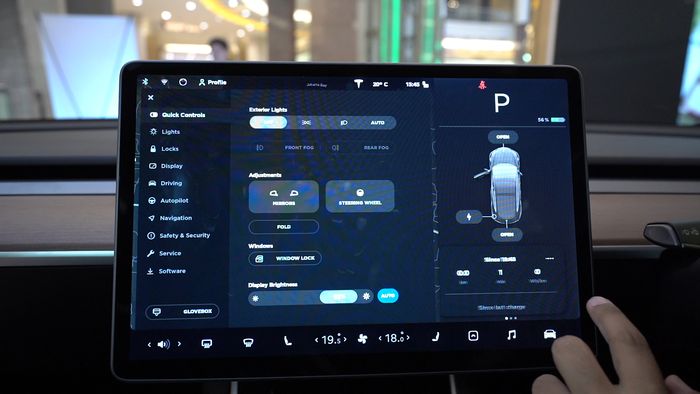 Semua pengaturan di Tesla Model 3 melalui layar berukuran 15 inci
