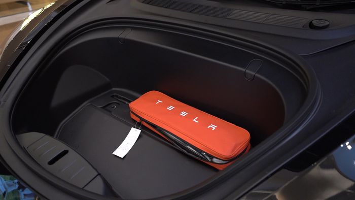 Bagasi depan Tesla Model 3 bisa memuat tas ransel berukuran kecil