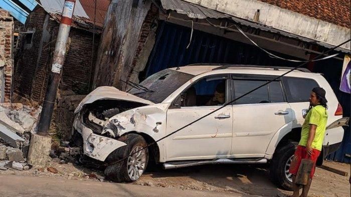 Mitsubishi Pajero Sport usai menerjang tiga gerobak dan seret satu wanita di Baturraden, Jawa Tengah