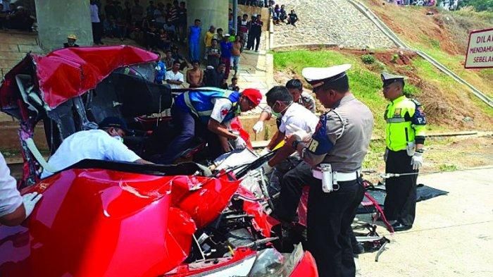 Daihatsu Sigra terpotong hajar truk tronton di tol Batang