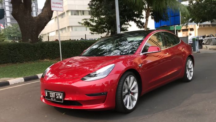 GridOto.com mengendarai Tesla Model 3