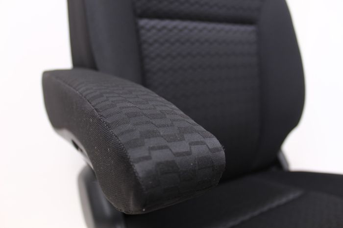 Custom arm rest Suzuki Jimny terbaru punya motif serupa jok asli