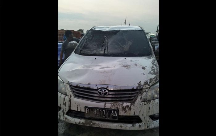 Penyok di tubuh Toyota Kijang Innova usai dibersihkan dari tumpahan semen