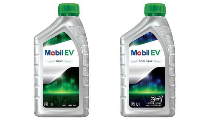 Dua dari beberapa produk pelumas khusus kendaraan listrik dari Mobil.