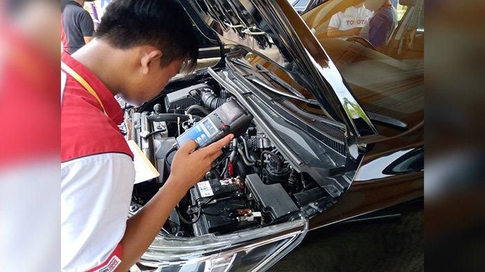 Mekanik mengecek Toyota Kijang Innova dinas dalam kontes mobil jabatan di alun-alun Indramayu