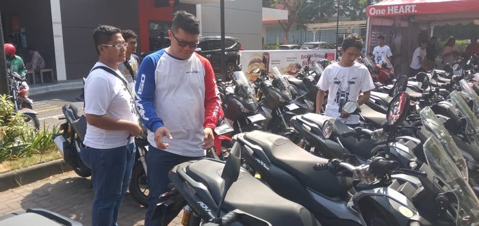 Ronaldo Widjaja, Head Region Astra Motor Jateng, dan peserta sedang mengontrol Honda ADV 150