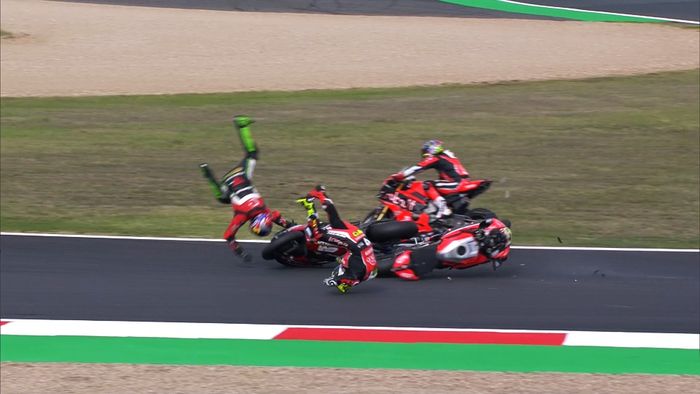 Insiden Toprak Razgatlioglu dan Alvaro Bautista di race 2 WorldSBK Prancis 2019