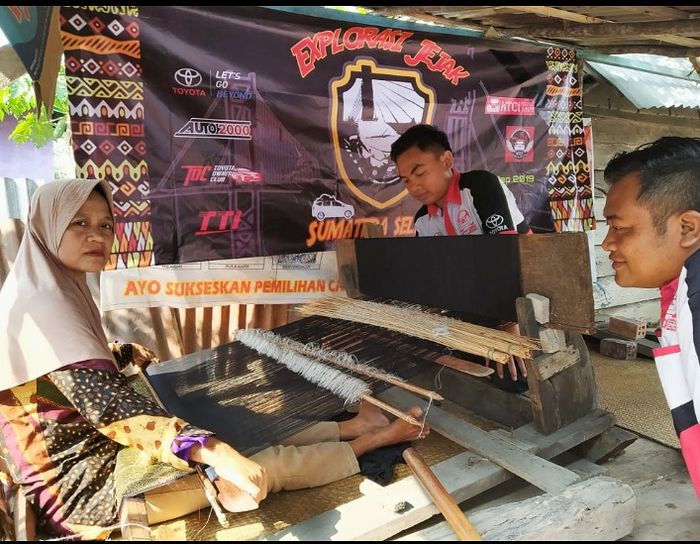 Tim KTCI saat mengujungi Desa Limbang Jaya dan Burai, yang merupakan daerah khusus penghasil songket dan pempek asli secara turun temurun.