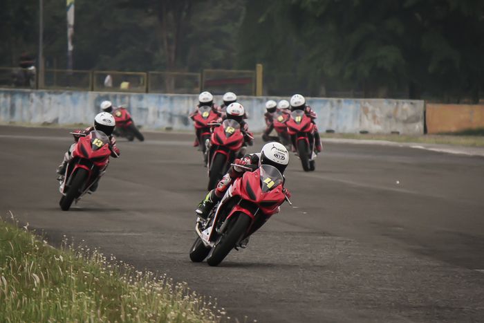 Banyak siswa Astra Honda Racing School (AHRS) yang baru pertama kali mencoba balapan di sirkuit Sentul, Jabar. 