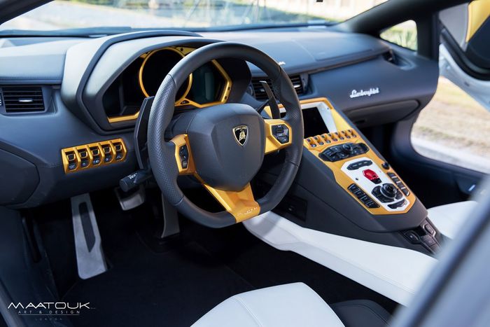 Tampilan kabin modifikasi Lamborghini Aventador lapis emas