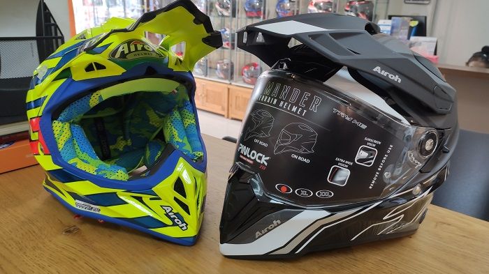 Perbedaan bentuk helm trail dan supermoto terletak pada goggle dan visor.