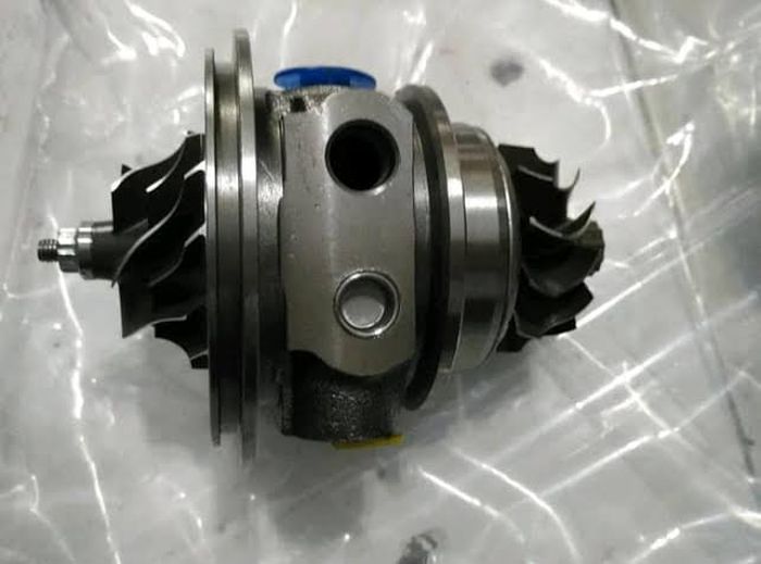 Cartridge turbo yang terdiri dari rangkaian komponen internal turbocharger
