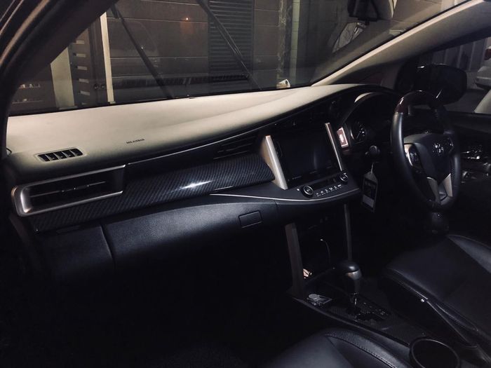 Tampilan kabin Toyota Innova Venturer dibuat simpel pakai aksen serat karbon