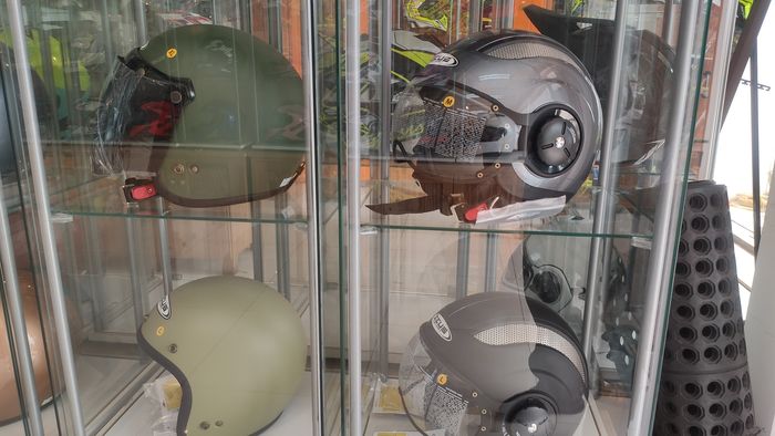 Sebagai salah satu distributor helm di Indonesia, Juragan Helm menyediakan pelindung kepala Zeus ZS218 Special Edition Retro Z218