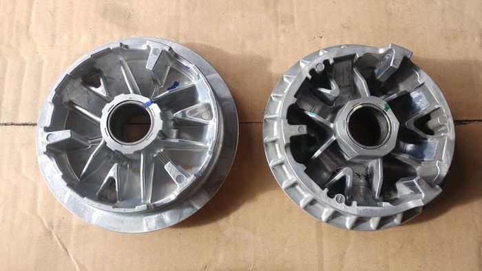 Pulley Yamaha Aerox (kiri) dan Honda (kanan)
