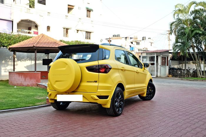 Tampilan belakang Ford EcoSport dengan kelir kuning