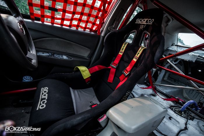 Tampilan kabin modifikasi Toyota Vios bergaya sangar ala time attack