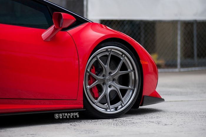 Tampilan pelek Lamborghini Huracan pakai kelir Ferrari