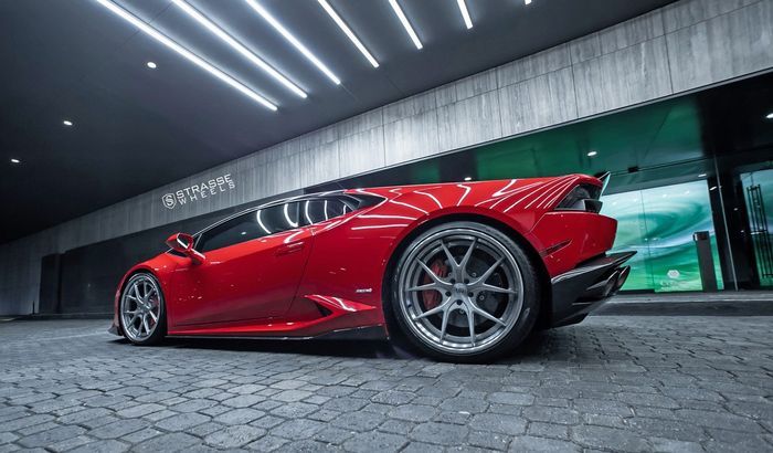 Tampilan belakang modifikasi Lamborghini Huracan pakai kelir Ferrari