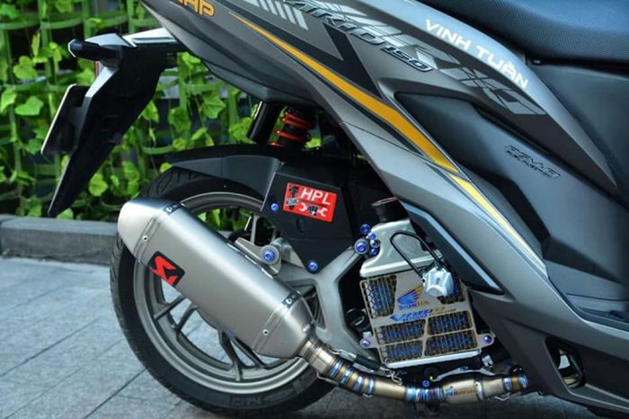 Pakai mufller Akrapovic pastinya bikin Vario 150 ini bersuara gahar