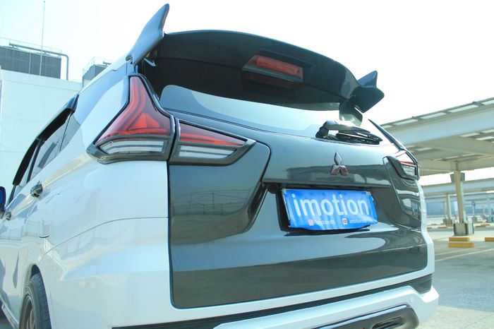 Pintu bagasi full karbon, pertama nih di Xpander!