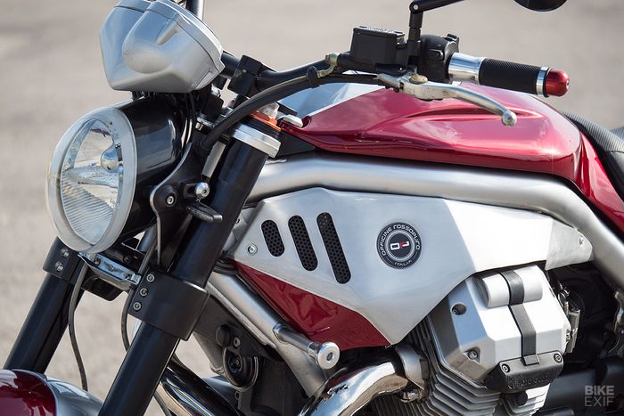 Side panel diganti baru, headlamp pun jadi berbentuk oval