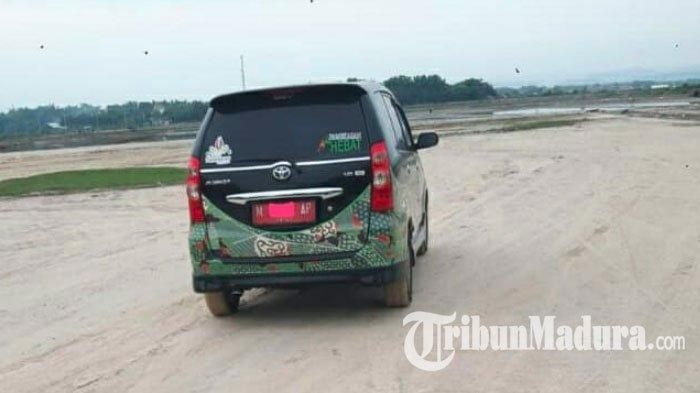 Toyota Avanza yang dipasangai sticker cutting bertema batik Pamekasan