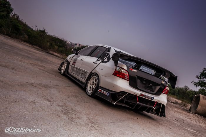 Tampilan belakang modifikasi Toyota Vios bergaya sangar ala time attack