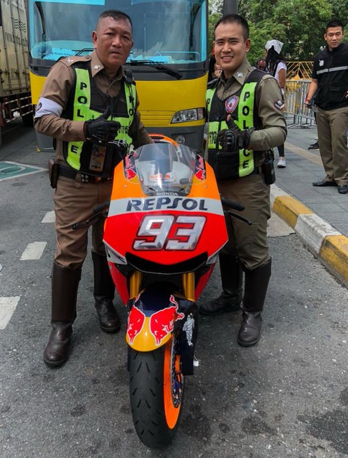 Polisi Thailand berfoto dengan motor Marc Marquez