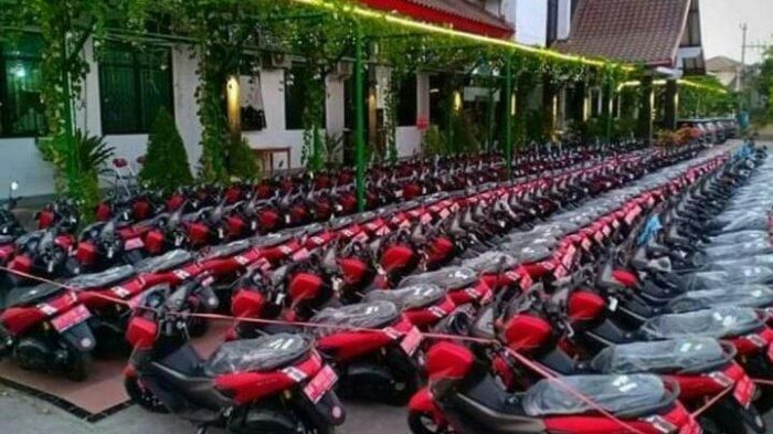 Ratusan motor Yamaha Nmax warna merah nampak terparkir rapi di halaman Pemkab Sukoharjo, Kamis (26/9/2019). 