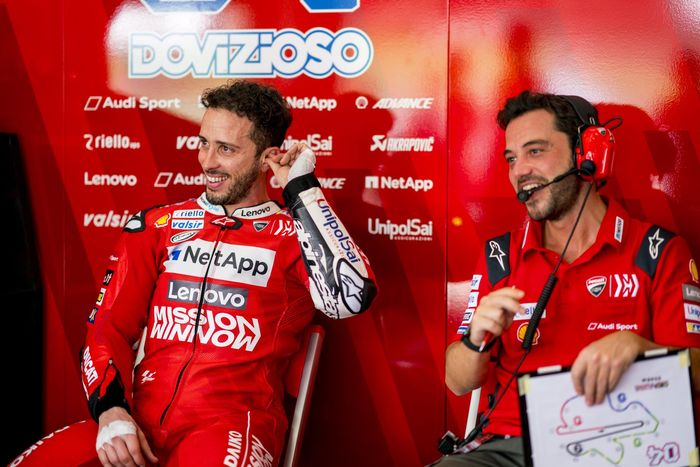 Andrea Dovizioso dan Alberto Giribuola berniat menunda selebrasi juara dunia Marc Marquez di MotoGP Thailand 2019