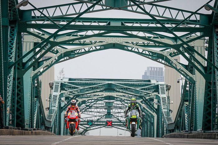 Honda RC213V melintasi salah satu jembatan legendaris di Thailand