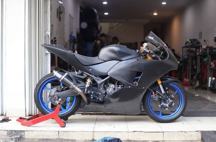 Pelek RCB aluminium forged terpasang di Yamaha R25