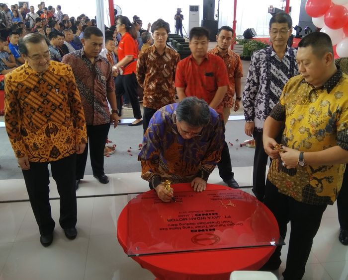 Peresmian dealer baru PT Hino Motors Sales Indonesia (HMSI) di Jambi