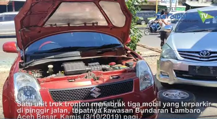 Kondisi Suzuki Swift usai dihantam dumo truk di parkiran