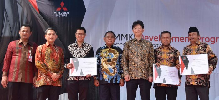 Proses serah terima Mitsubishi Xpander kepada tiga SMK di Kabupaten Bekasi, Jabar dari MMKI