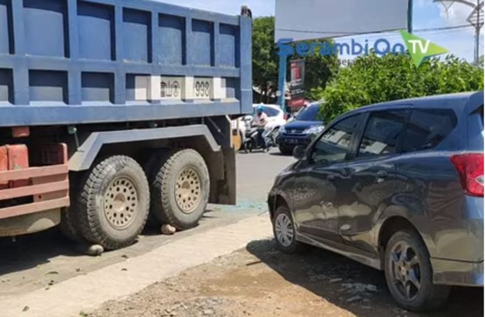 Kondisi Datsun Go+ pecah kaca depan dan penyok bodi diterjang dump truk