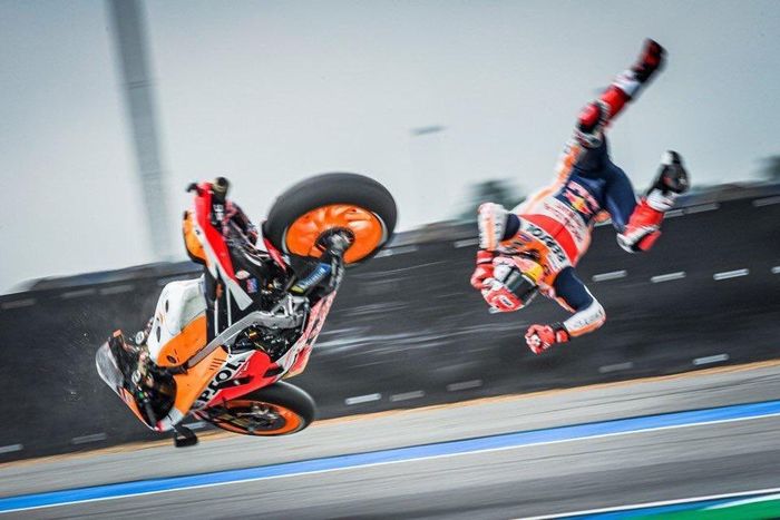 Marc Marquez terlempar dari motornya di sesi FP1 MotoGP Thailand 2019 