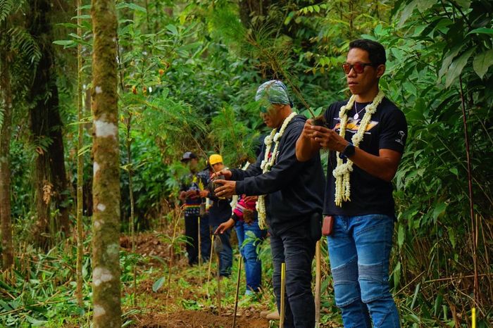 Peserta MAXI Yamaha Day Baturaden menanam bibit pohon di kawasan wisata Baturaden.