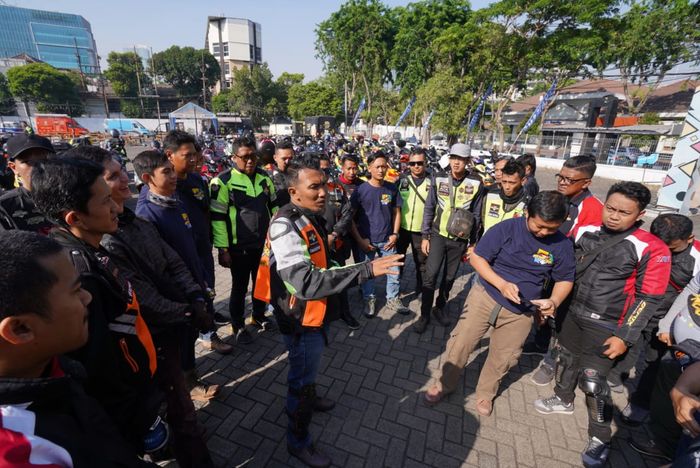 Touring kali ini diawali oleh sekitar 300 rider dari Surabaya