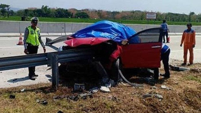 Honda HR-V dikemudikan Letkol Ckm Iqbal Lahmadi tertusuk pembatas jalan tol Ngawi-Sragen