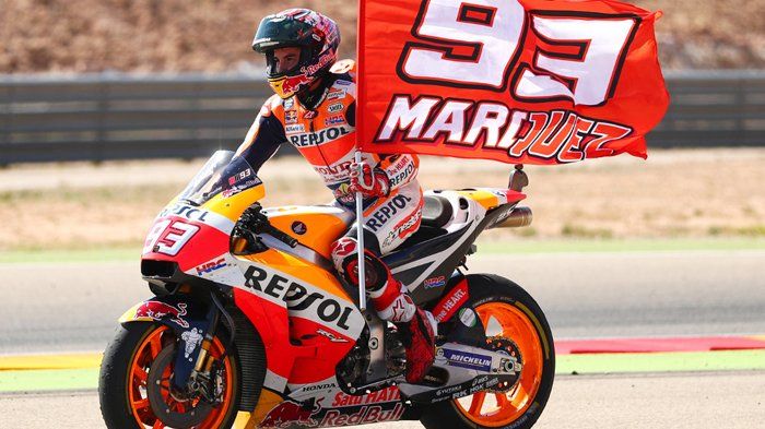 Celebrasi Marq Marquez sebagai juara dunia MotoGP Thailand 2019 sambil membawa bendera Marquez