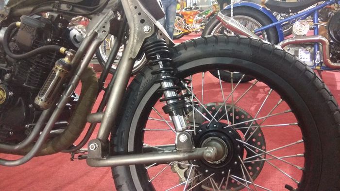 Suspensi depan model earles fork 