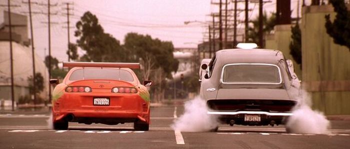 Salah satu scene terkenal di film The Fast and The Furious dimana sebuah Dodge Charger dengan roda penggerak belakang melakukan wheelie