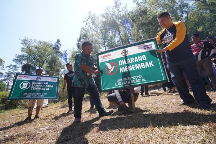 Yamaha pedulidengan memasang papan berisi imbauan untuk menjaga lingkungan.