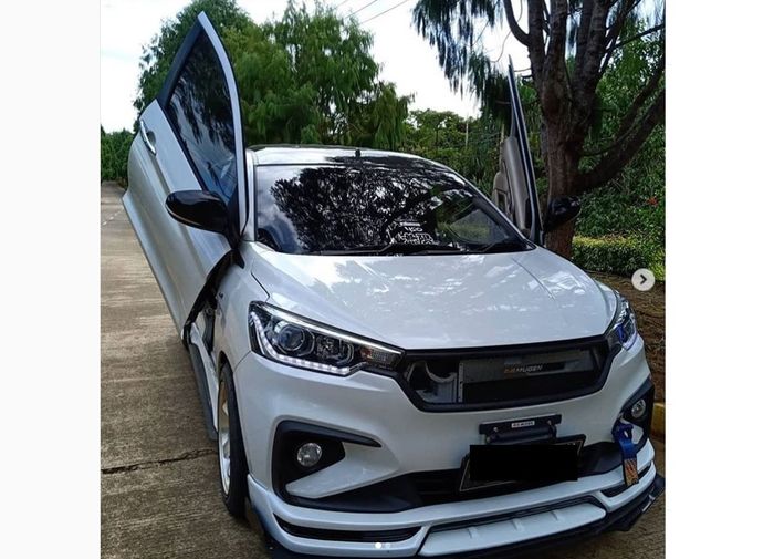 Modifikasi Suzuki Ertiga pakai pintu gunting