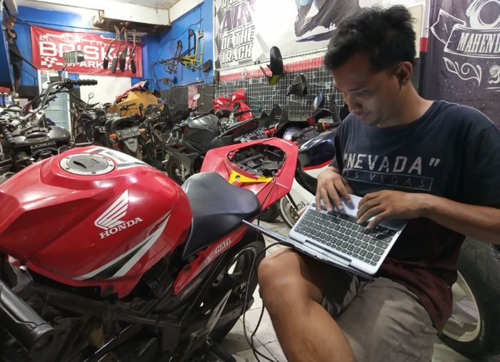 Arjuna Kiki Gunawan selaku salah satu Owner MMS sedang meremap ECU Honda CB150R