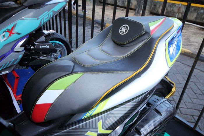 Konsep jok dengan jahitan tangan dan unsur tricolore 